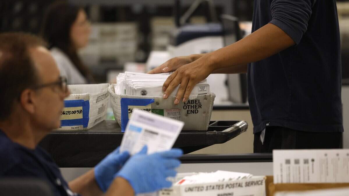 Trabajadores electorales procesan boletas de la elección primaria estatal de California en el Centro de Procesamiento de Boletas del Condado de Los Ángeles, el 5 de junio de 2026, en City of Industry, California.