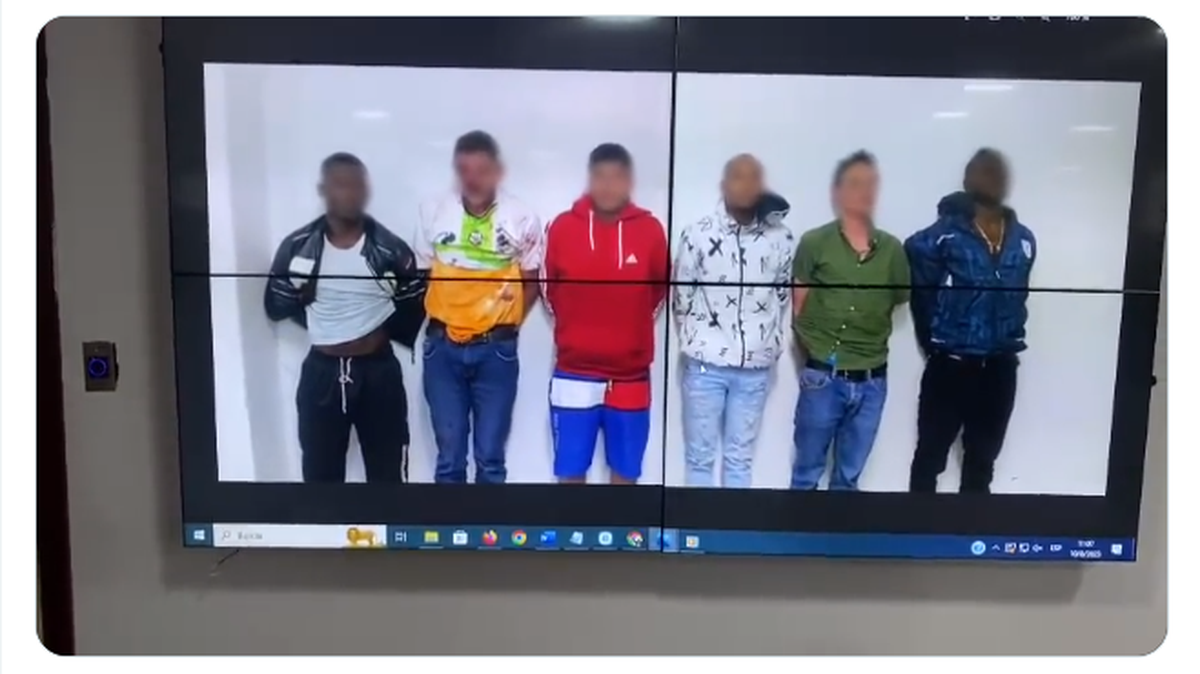 An image taken from a video shared by @ECUADORCHEQUEA on Twitter shows six suspects in the murder of Ecuadorian presidential candidate Fernando Villavicencio. Police says that all the detainees are Colombians.