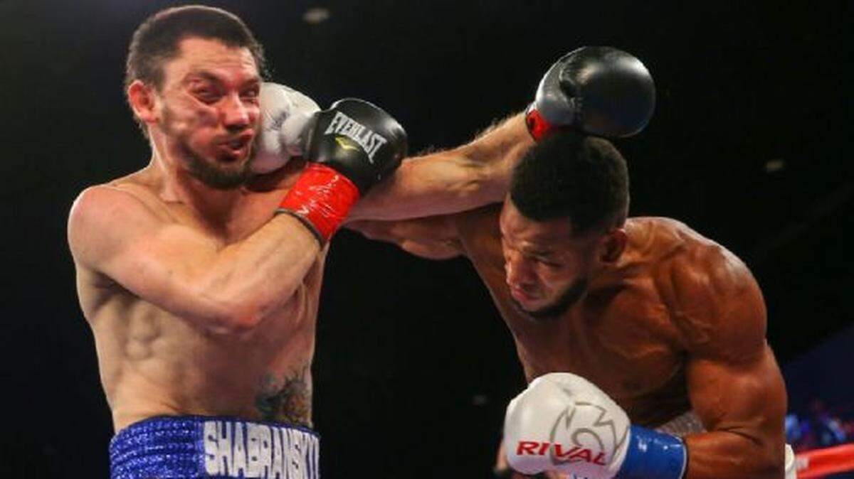 SULLIVAN BARRERA golpea el rostro de Vyacheslav Shabranskyy en diciembre del 2016.