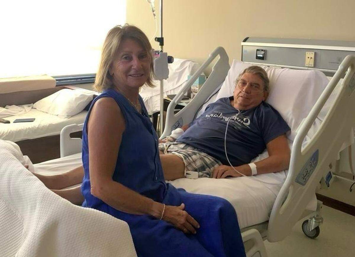 Álvaro Mangino y su esposa, Margarita Arocena, en una sala de hospital en donde Mangino fue tratado por una neumonía a mediados de febrero de 2024, en Montevideo. Los dos recrean la famoso foto de ellos en un hospital en Santiago de Chile en 1972 cuando Mangino fue rescatado de los Andes.