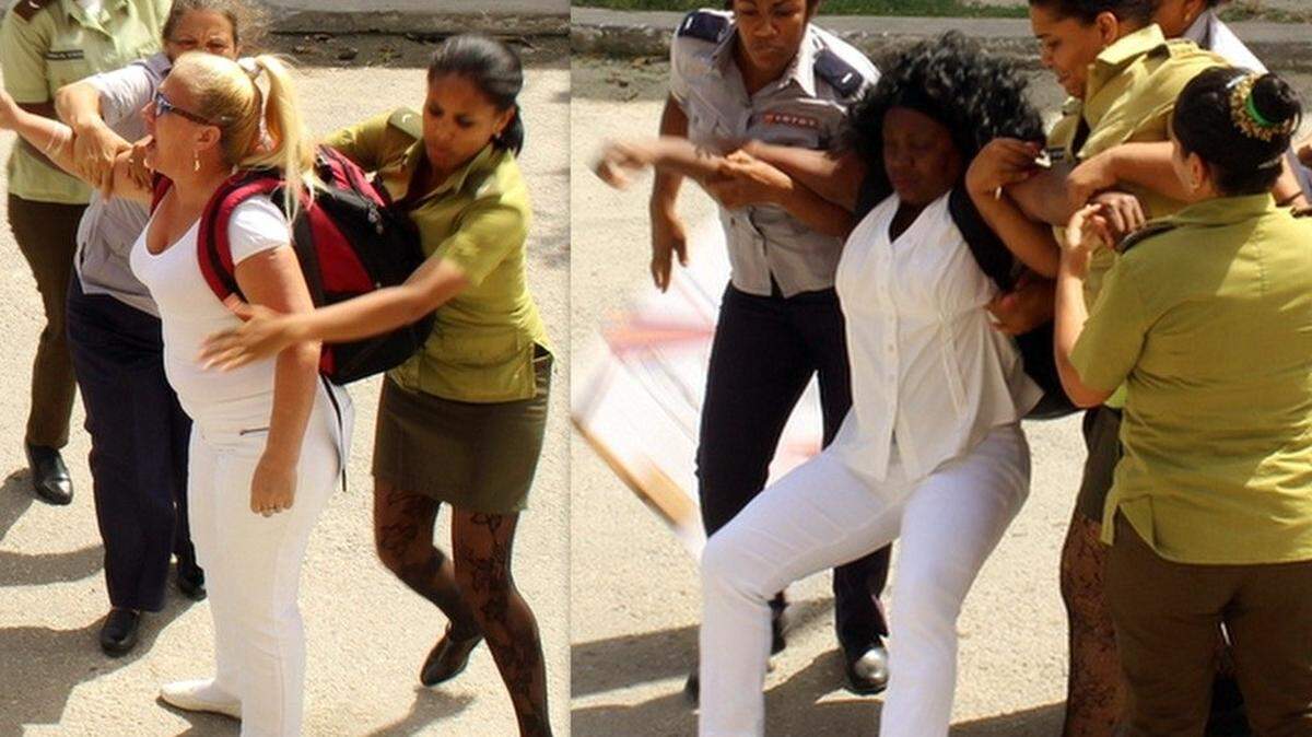 Agentes del régimen cubano arrestan el 15 de abril a las integrantes de las Damas de Blanco Berta Soler (derecha) y María Cristina Labrada tras una protesta pública en La Habana .