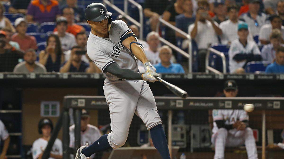 El jardinero de los Yankees Giancarlo Stanton batea un hit en el primer inning del partido ante los Marlins, celebrado el 21 de agosto de 2018 en Miami.