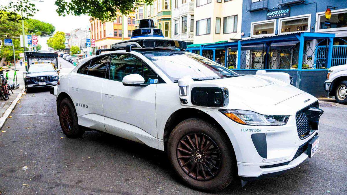 El coche autónomo Waymo de Jaguar en San Francisco, California, EE. UU., conocido por el puente Golden Gate, Alcatraz, Fisherman’s Wharf, Chinatown y los tranvías Cabel Car.