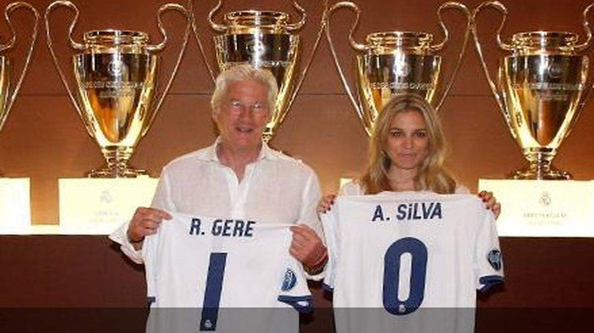 El actor estadounidense Richard Gere y su pareja, la activista Alejandra Silva, se fotografiaron con las once Copas de Europa ganadas por el Real Madrid, el miércoles 31 de mayo del 2017 en el Estadio Santiago Bernabéu de la capital española.