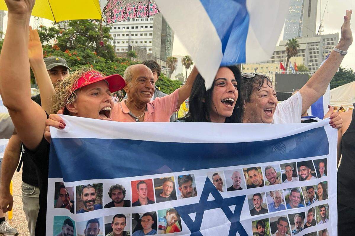 Familiares y amigos de los rehenes israelíes celebran el inicio de un cese el fuego de la guerra en Gaza, el jueves 9 de octubre de 2025, en Tel Aviv, Israel.