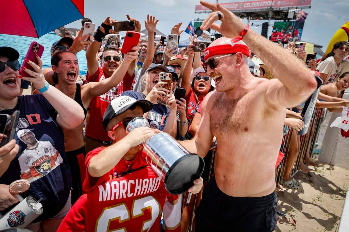 El jugador de los Panthers Nate Schmidt interactua interactúa con un fanático durante el desfile de celebración por el segundo título consecutivo de la NHL conseguido por el equipo, el domingo 22 de junio de 2025 en Fort Lauderdale, Florida.