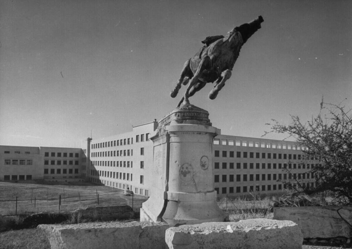 Estado de la estatua tras la Guerra civil española.