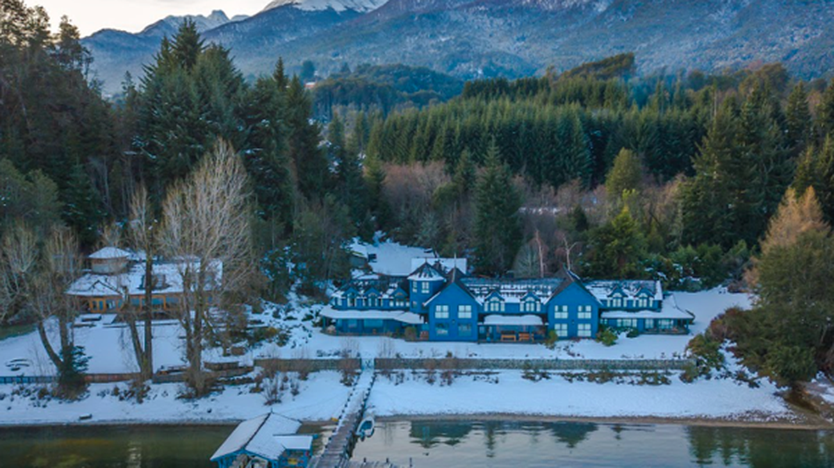 Las Balsas, un refugio azul entre bosque, lago y montaña en la costa norte del lago Nahuel Huapi, en la Patagonia.