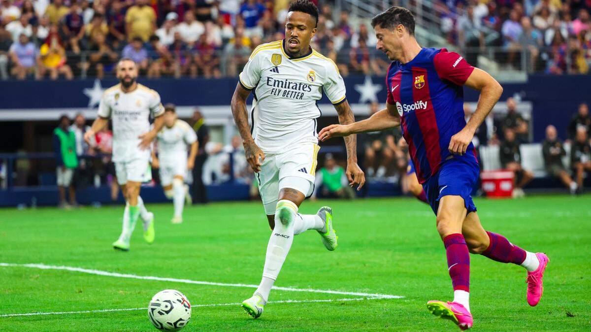 El delantero del Barcelona Robert Lewandowski (der.) controla el balón ante la marca de Eder Militao, del Real Madrid, en el partido celebrado el 29 de julio de 2023, en Arlington, Texas.