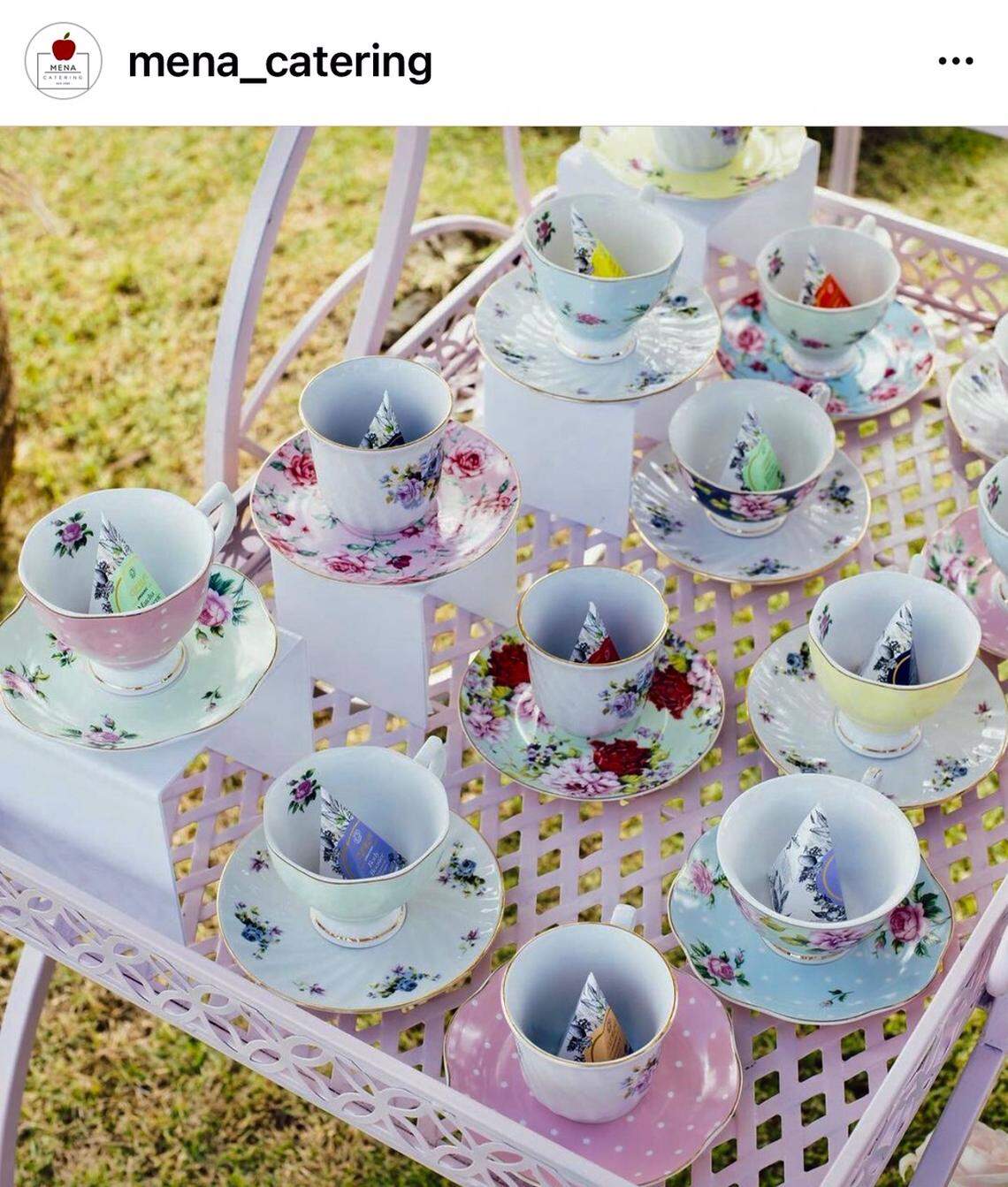 Un carrito de té que hizo Mena Catering para una fiesta de despedida de soltera, que se celebró recientemente para 16 mujeres, junto a la bahía.