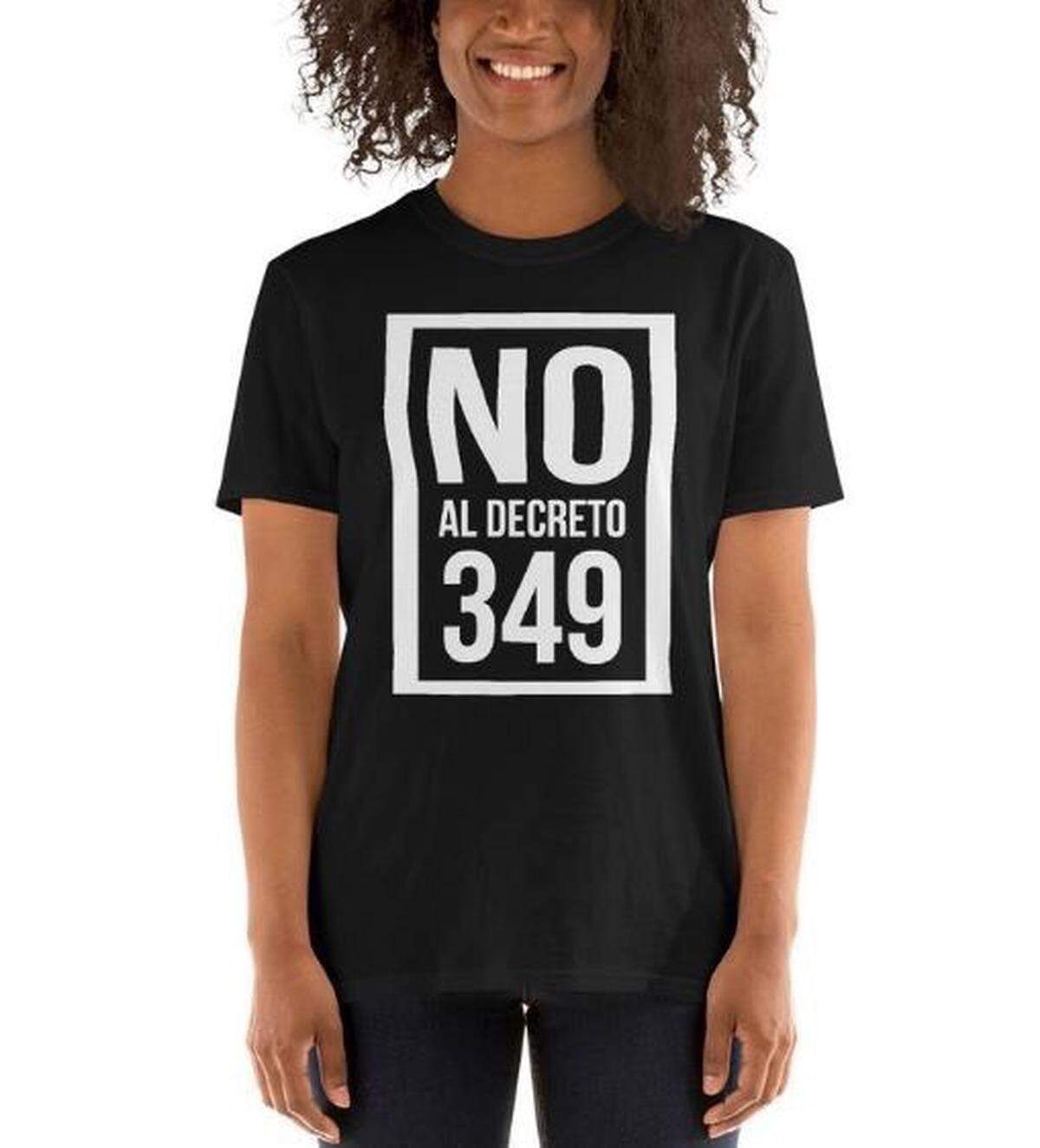 Uno de los t-shirt que condenan el Decreto 349 y que se piden usen los artistas y turistas que asisten a la 13 Bienal de La Habana en solidaridad con los artistas censurados.