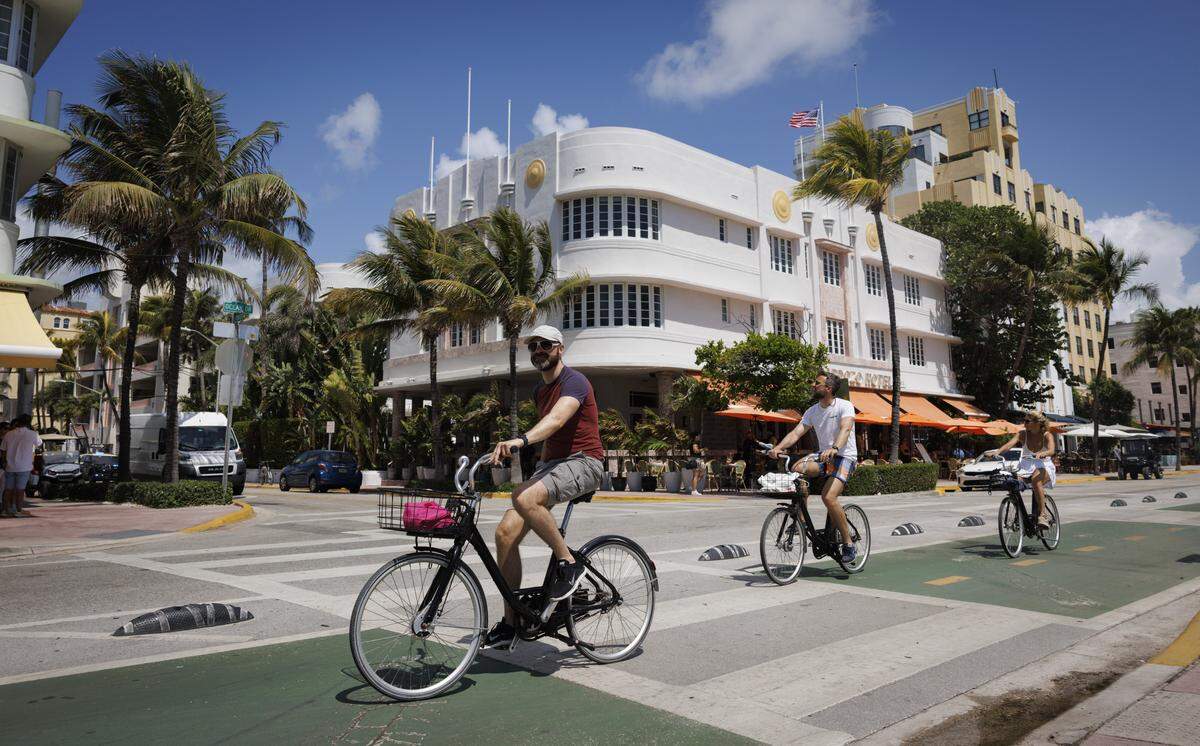 Una caminata o paseo en bicicleta por la ciudad es un viaje por el arte urbano y los espacios culturales más vibrantes.