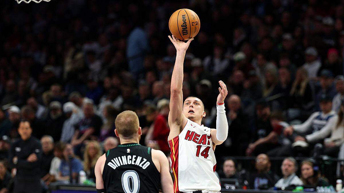 El jugador del Heat de Miami Tyler Herro tira al aro ante la marca de Donte DiVincenzo, de los Timberwolves, en el partido celebrado el 6 de enero de 2026 en Minneápolis, Minnesota. 