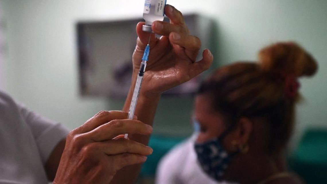 Una enfermera se prepara para inocular a un trabajador de la salud con la segunda dosis de la vacuna cubana candidata Abdala contra el COVID-19 en Cienfuegos, Cuba, el 30 de mayo de 2021.