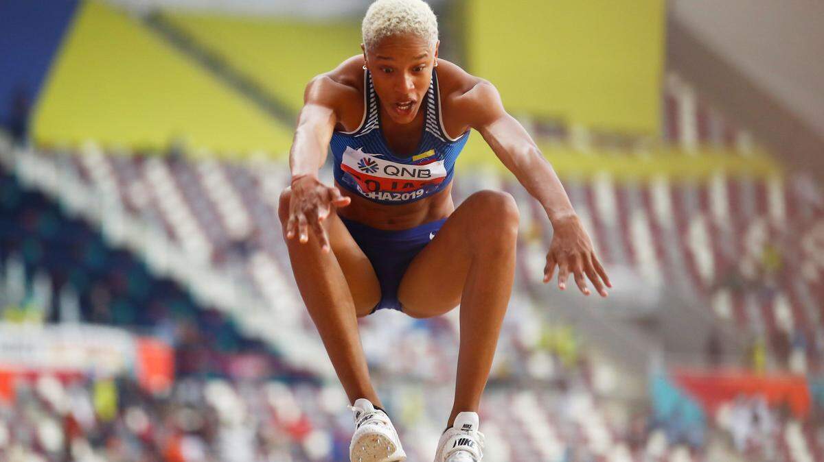 La venezolana Yulimar rojas durante uno de sus saltos de la serie clasificatoria de triple salto del Mundial de Atletismo disputado el 3 de octubre de 2019 en el Khalifa Stadium de Doha. Qatar.