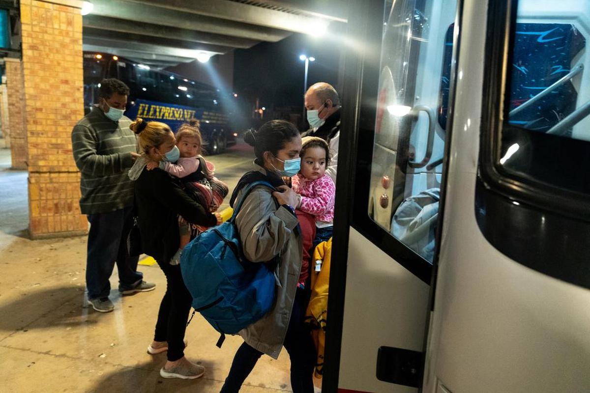 Migrantes abordan un autobús en Brownsville, Texas, luego de ser liberados por la Oficina de Aduanas y Protección Fronteriza el 18 de febrero de 2021. 
