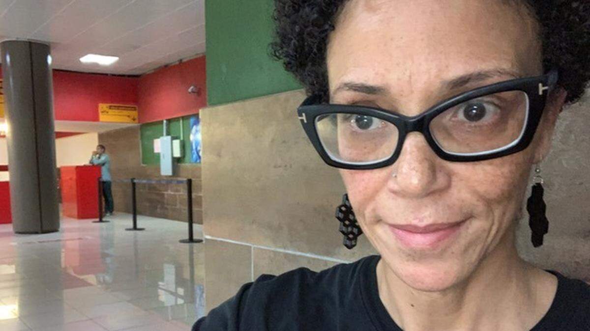 La artista y académica cubanoamericana Coco Fusco no pudo pasar del Aeropuerto de La Habana luego de que las autoridades cubanas le negaran la entrada sin dar explicaciones.