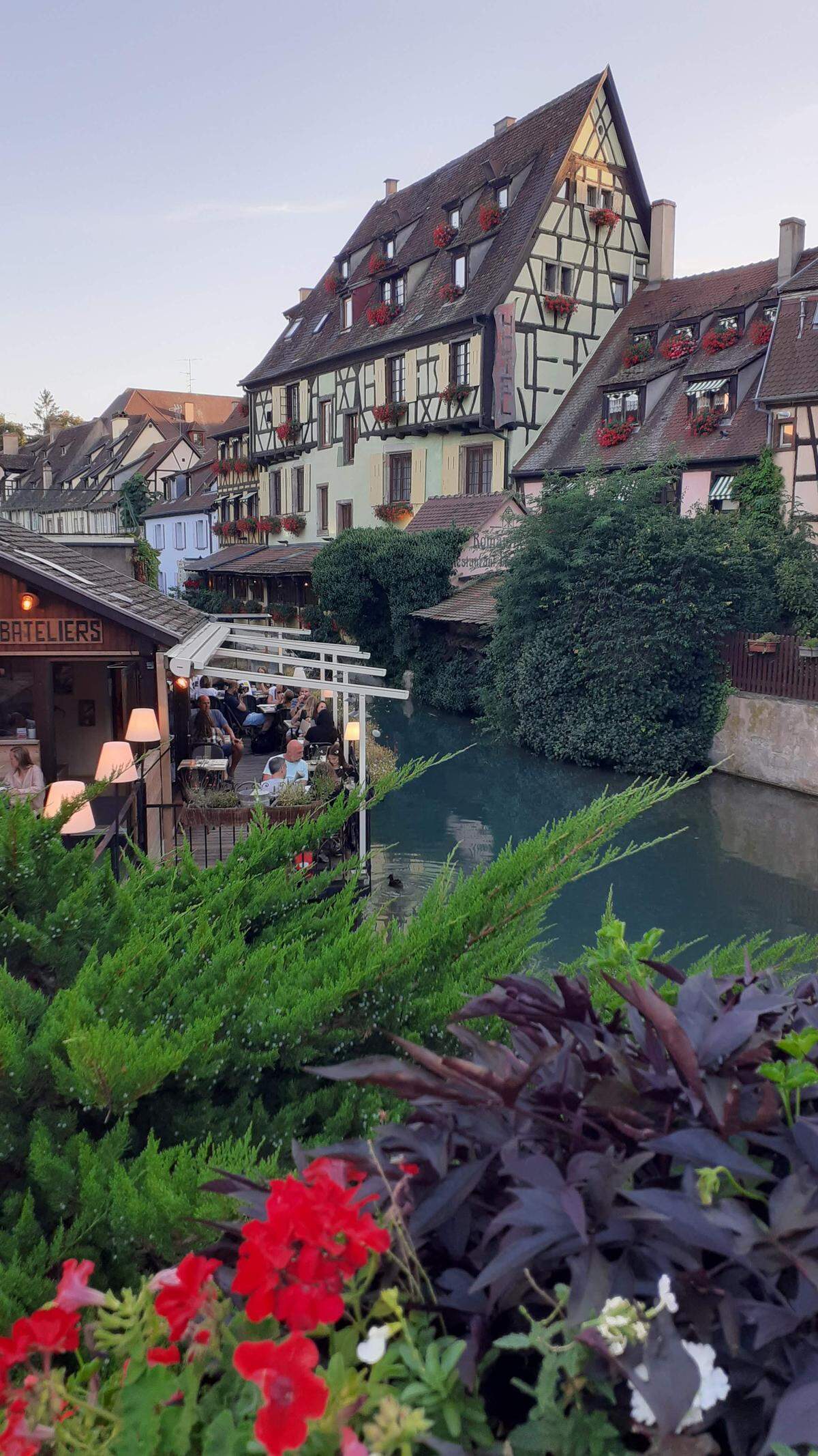 Los pintorescos canales de Colmar.