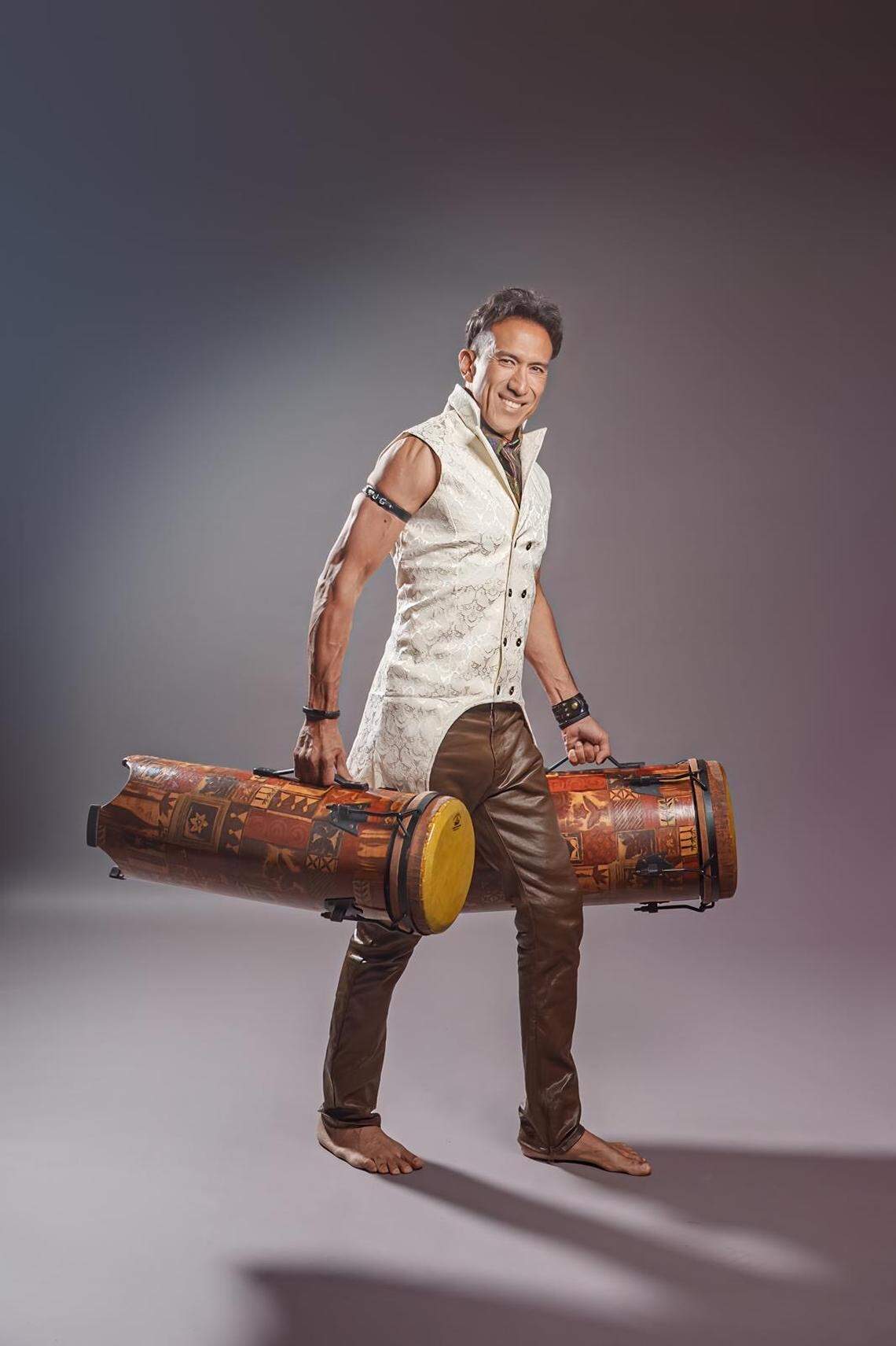 José Gregorio Hernández está a cargo de la percusión.