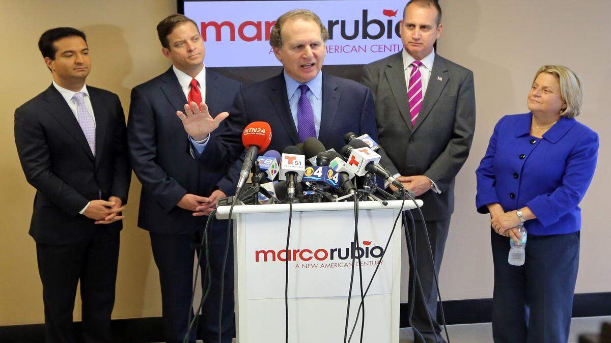 Varios congresistas y dirigentes cubanoamericanos anuncian su apoyo al senador Marco Rubio el 22 de febrero: (de izq. a der.) Carlos Curbelo, Carlos López-Cantera, Lincoln Díaz-Balart, Mario Díaz-Balart e Ileana Ros-Lehtinen. 