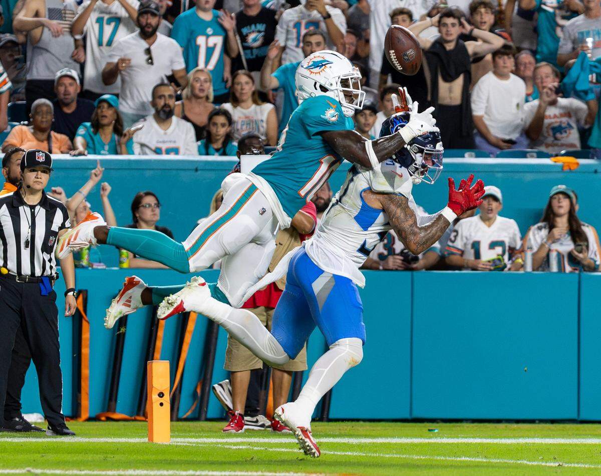 El safety de los Titans de Tennessee Amani Hooker (der.) desvía un pase al wide receiver de los Dolphins Tyreek Hill, en la primera mitad del partido de la NFL celebrado el 30 de septiembre de 2024 en el Hard Rock Stadium en Miami Gardens, Florida.