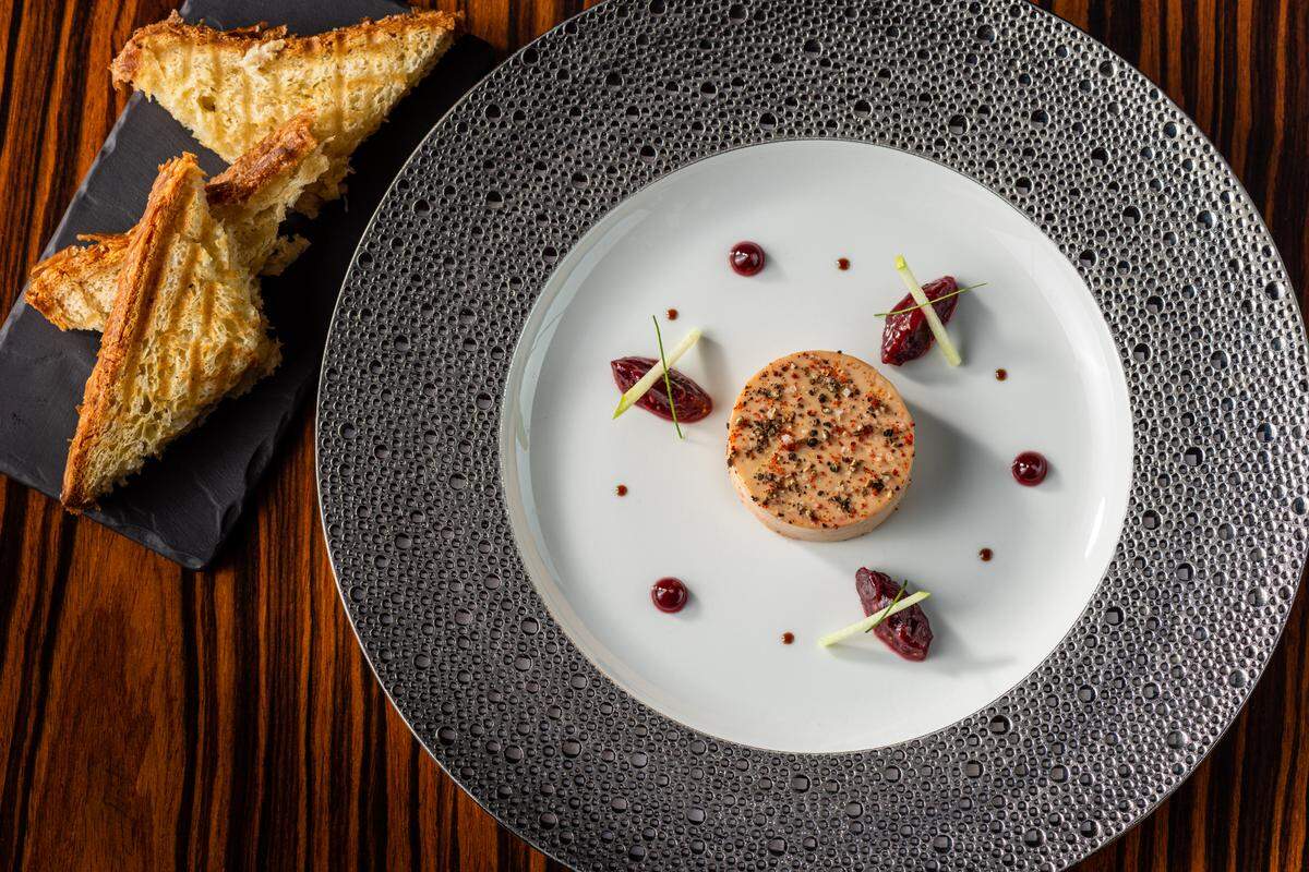 Torchón de foie gras con chutney de higos, reducción de granada, brioche tostado.