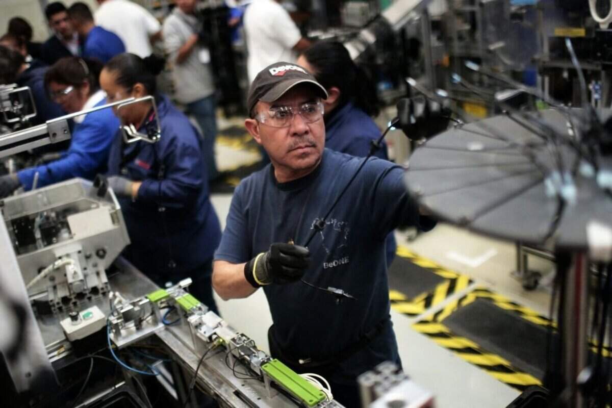 Trabajando en la línea de producción de autopartes en la fábrica de Bosch en San Luis Potosí, México, el 11 de enero de 2017.