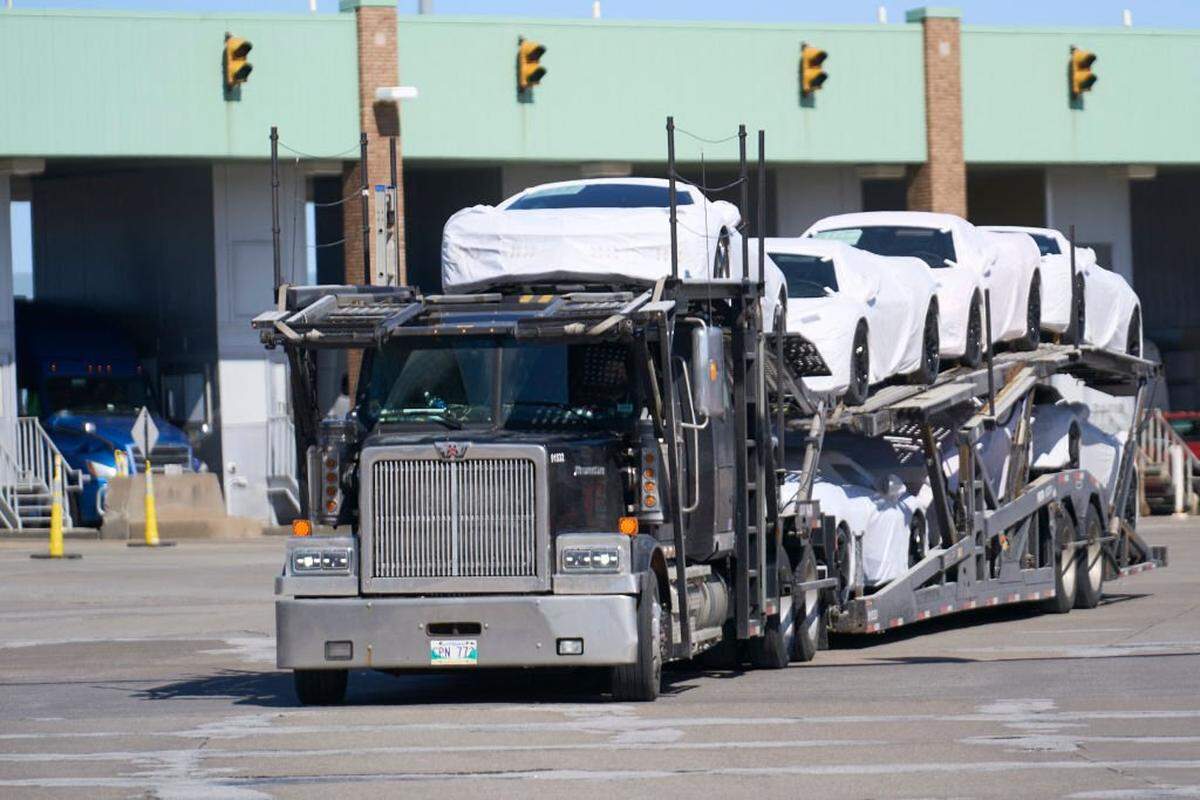Un camión encabeza la plaza de Aduanas de Canadá en el cruce fronterizo del Puente Ambassador, en Windsor (Ontario), el 8 de marzo de 2025. El presidente estadounidense Donald Trump impuso aranceles masivos a socios clave como Canadá y México, tensando las relaciones transfronterizas antes de ofrecer un alivio temporal a los fabricantes.