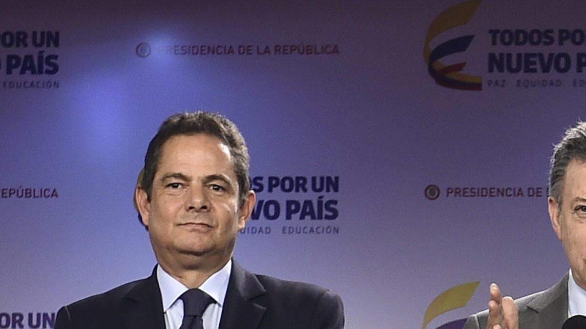 El mandatario colombiano Juan Manuel Santos, acompañado por el vicepresidente, Germán Vargas Lleras (izq.), y por el ministro del Interior, Juan Fernando Cristo, el lunes 26 de octubre en Bogotá. 