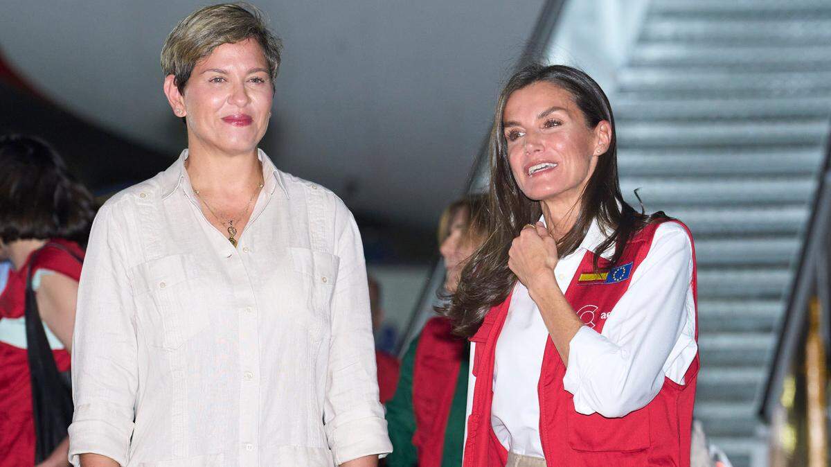 La primera dama de Colombia, Verónica Alcocer (izq.), recibe a la reina Letizia de España en el Aeropuerto Rafael  Núñez de Cartagena, en esta foto de archivo del 12 de junio de 2023.