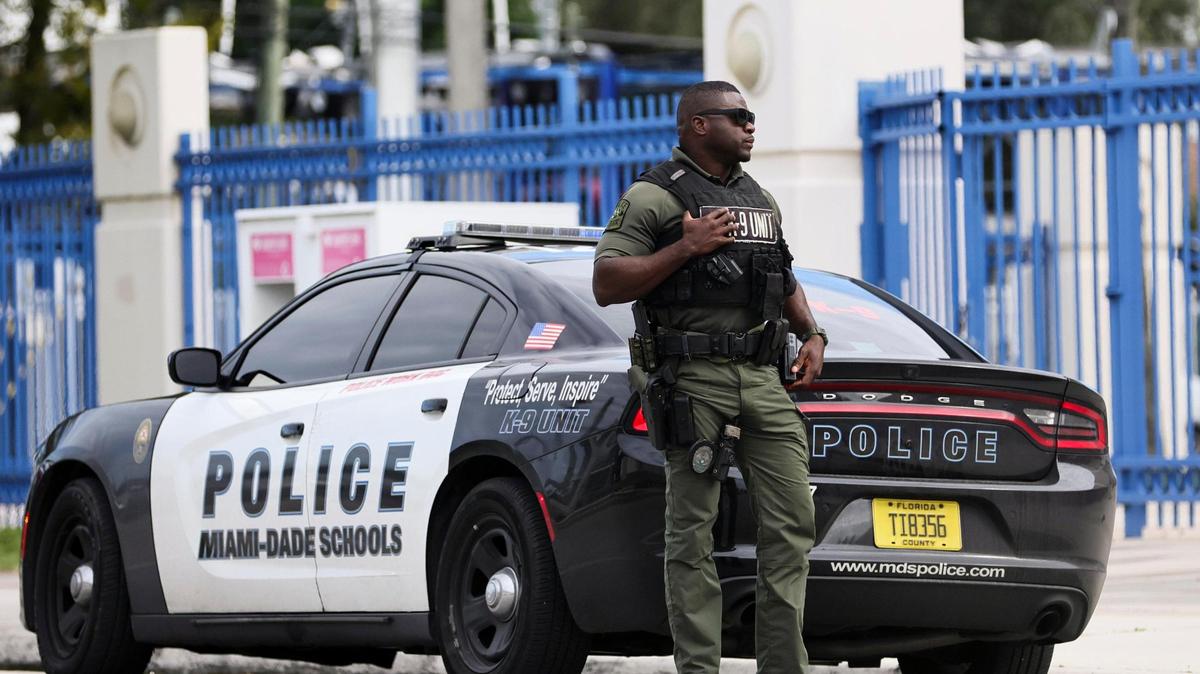 Un policía de las Escuelas de Miami-Dade junto a su vehículo el 12 de enero de 2024.