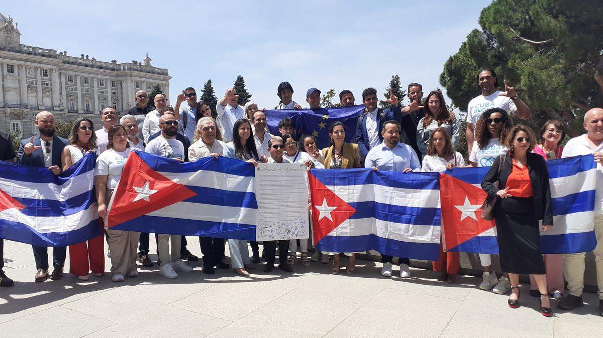  Signatarios del Acuerdo de liberación posan delante del Palacio de Oriente en Madrid, después del encuentro.