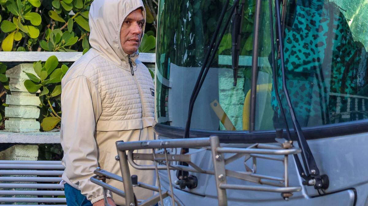 Sudaderas con capucha, suéteres, abrigos, guantes y gorros de lana son la vestimenta adecuada para el frío de la mañana, ya que las temperaturas bajaron debido a la llegada de aire ártico el martes 11 de noviembre de 2025 en Miami, Florida. Un usuario del transporte público sube a un autobús vestido para el clima.