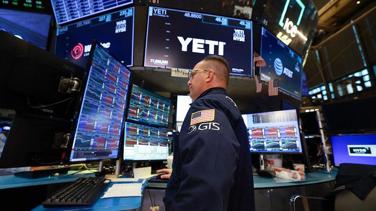 Un operador trabaja en la sala de la Bolsa de Nueva York (NYSE) en el momento de la campana de apertura en Nueva York, el viernes 23 de enero de 2026.