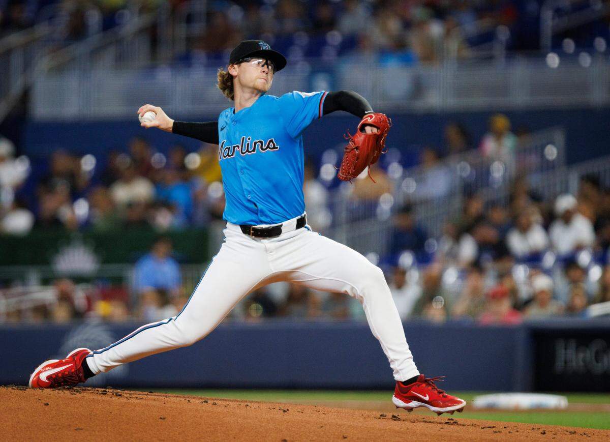 El abridor de los Marlins Max Meyer lanza en el primer inning del partido ante los Padres de San Diego, celebrado el 11 de agosto de 2023 en Miami.
