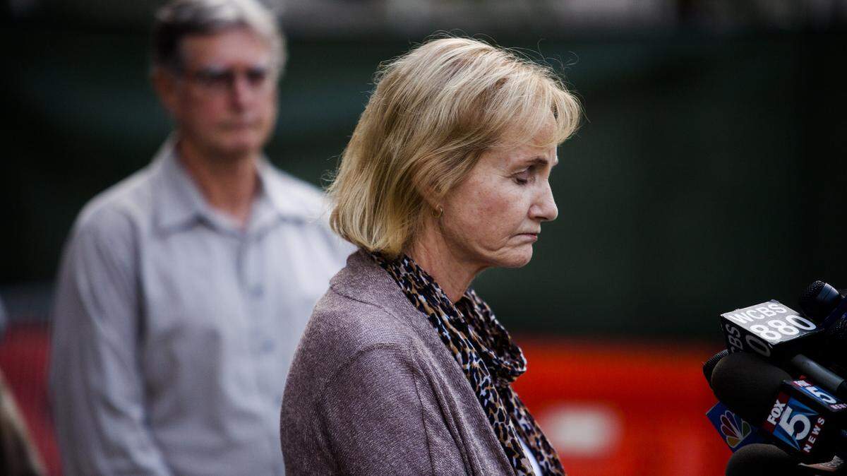 Lyn Ulbricht, madre de Ross Ulbricht, quien fue sentenciado a prisión de por vida por su participación en la creación de Silk Road, habla con reporteros en el 2015.