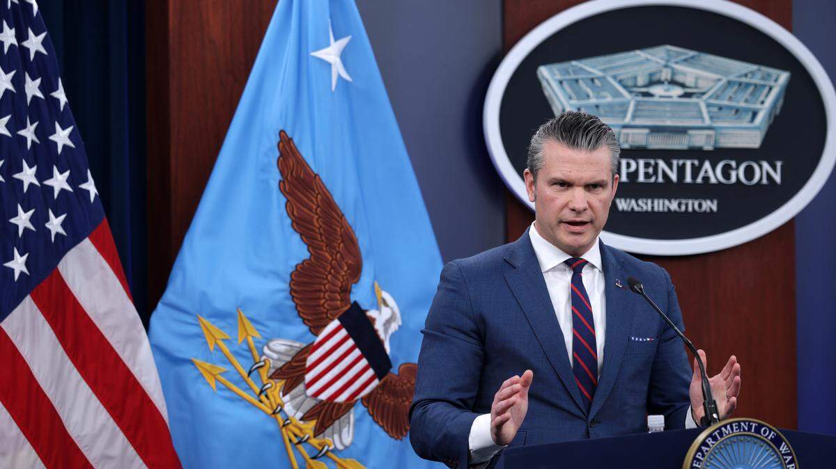 El secretario de Guerra de Estados Unidos, Pete Hegseth, habla durante una conferencia de prensa en el Pentágono el 2 de marzo de 2026 en Arlington, Virginia.