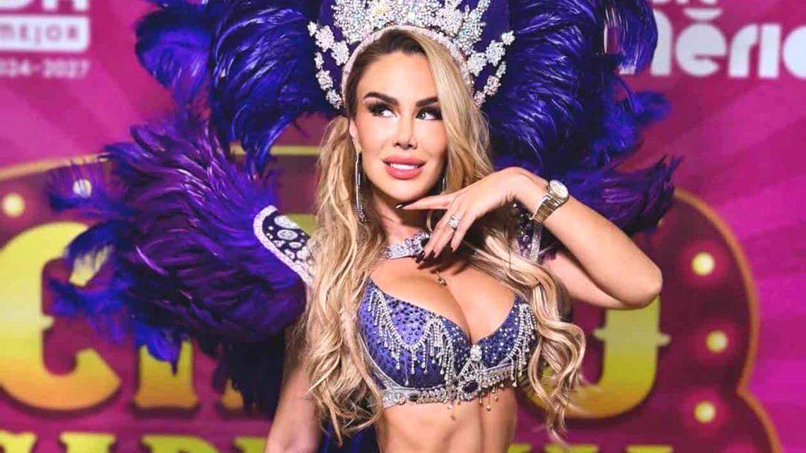 Ninel conde casi se convierte en ‘El chicharrón asesino’, bailando en una carroza alegórica