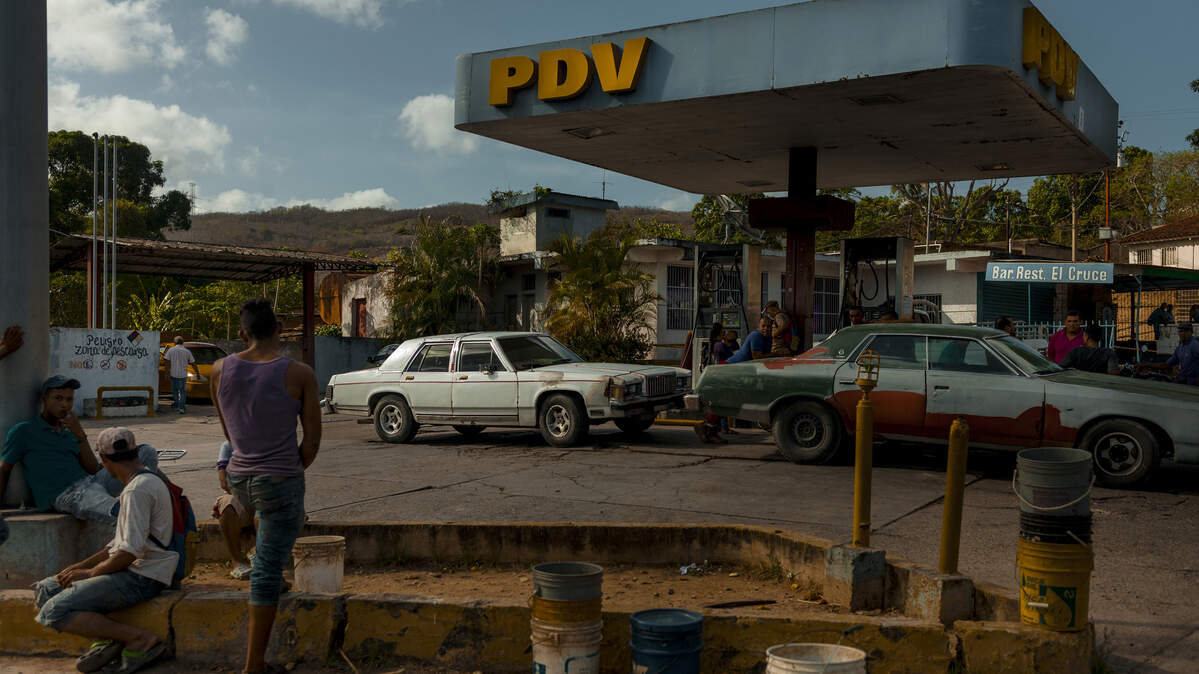 Conductores hacen fila en una estación de servicio de Petróleos de Venezuela, en Carúpano, Venezuela, el 12 de junio de 2019.