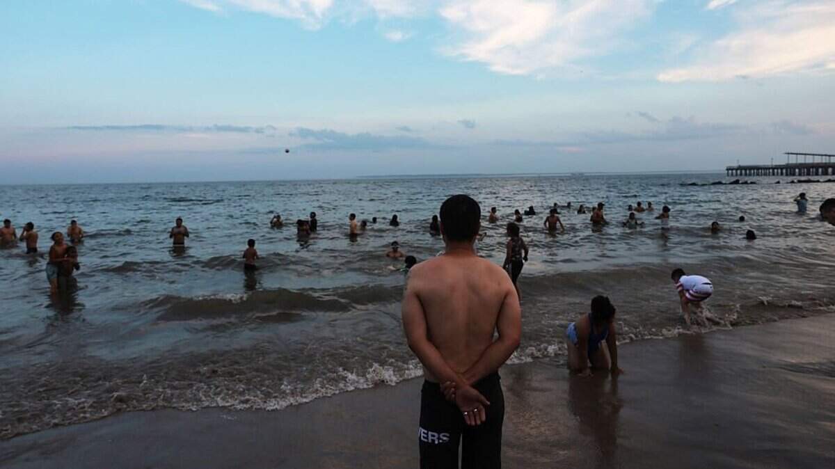 La gente se refresca en el agua de la playa de Coney Island en Brooklyn el 4 de julio de 2026, en la ciudad de Nueva York.