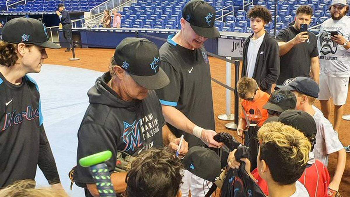 EL MANAGER Don Mattingly y otros peloteros comparten con la familia de Manuel LaFont en el loanDepot park