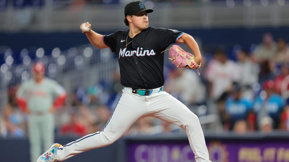 5 de septiembre de 2025; Miami, Florida, EE. UU.; El lanzador abridor de los Miami Marlins, Valente Bellozo (83), lanza contra los Philadelphia Phillies durante la primera entrada en el LoanDepot Park. Crédito obligatorio: Sam Navarro-Imagn Images