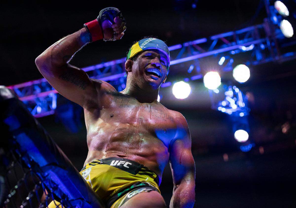Gilbert Burns celebra después de derrotar a Jorge Masvidal en Miami.