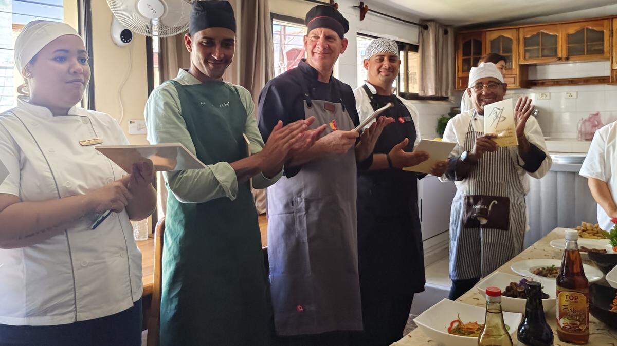Por primera vez, cocineros cubanos de varios hoteles de lujo en La Habana recibieron un curso de comida china para ofrecer a huéspedes en medio de la crisis turística.