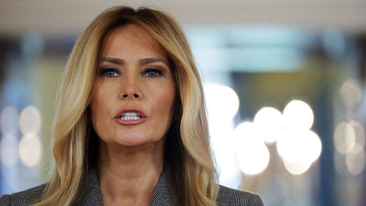 La primera dama de Estados Unidos, Melania Trump, realiza una declaración en el Gran Vestíbulo de la Casa Blanca, el jueves, 9 de abril de 2026, en Washington, DC. La primera dama hizo una declaración pública para negar cualquier vínculo con Jeffrey Epstein.