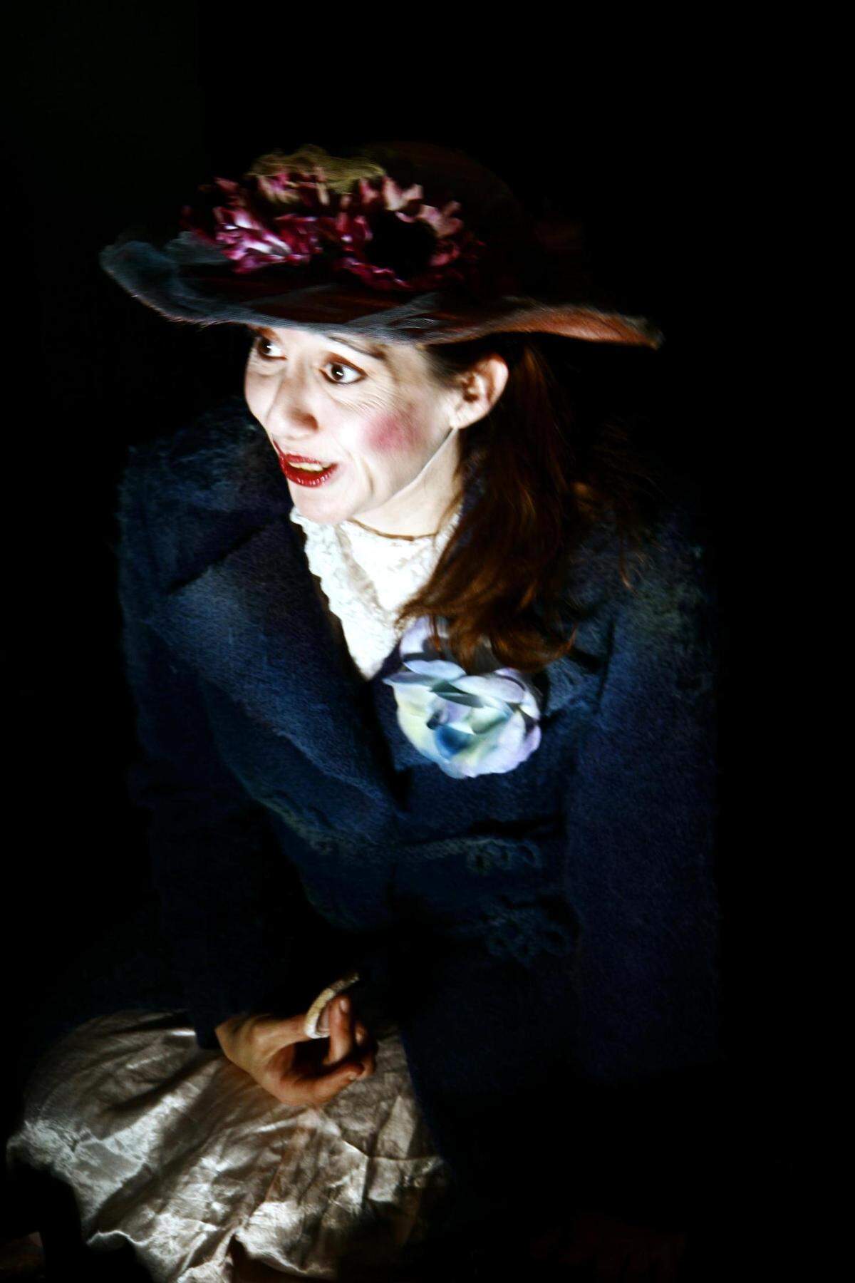 “La torera”, recreación escénica inspirada en Anita Bermeo, un pintoresco personaje real del Quito de la segunda mitad del siglo pasado, llega a esta quinta edición de Solo Theater Fest con la actriz ecuatoriana Valentina Quintero, en un montaje dirigido por la autora del texto, Viviana Cordero.