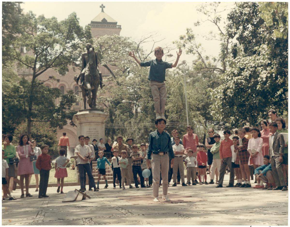 ‘Muchacho balanceándose’, Medellín, Colombia, 1969.