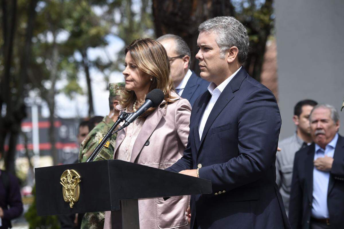 Iván Duque, (der), presidente de Colombia, junto a la vicepresidenta Marta Lucía Ramirez, después de un atentado en la escuela de cadetes de la Policía en Bogot.á, en una imagen del 17 de enero del 2019.