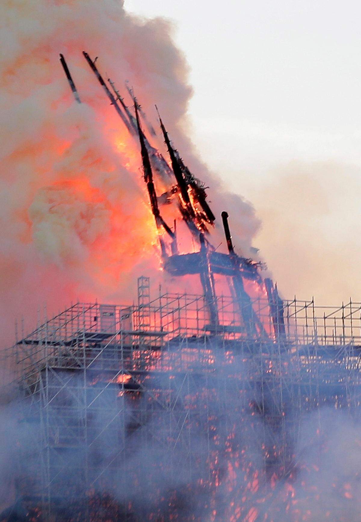 La aguja de la catedral Notre Dame arde en llamas este lunes 15 de abril del 2019, en París.