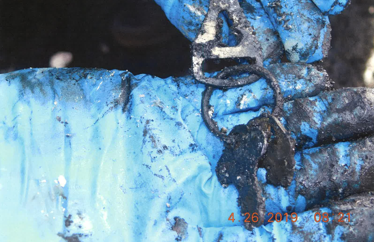 En la fotografía se muestran las llaves incineradas del auto de William Bailey el cual se incendió luego del impacto ocasionado por el camionero Rogel Aguilera-Mederos.